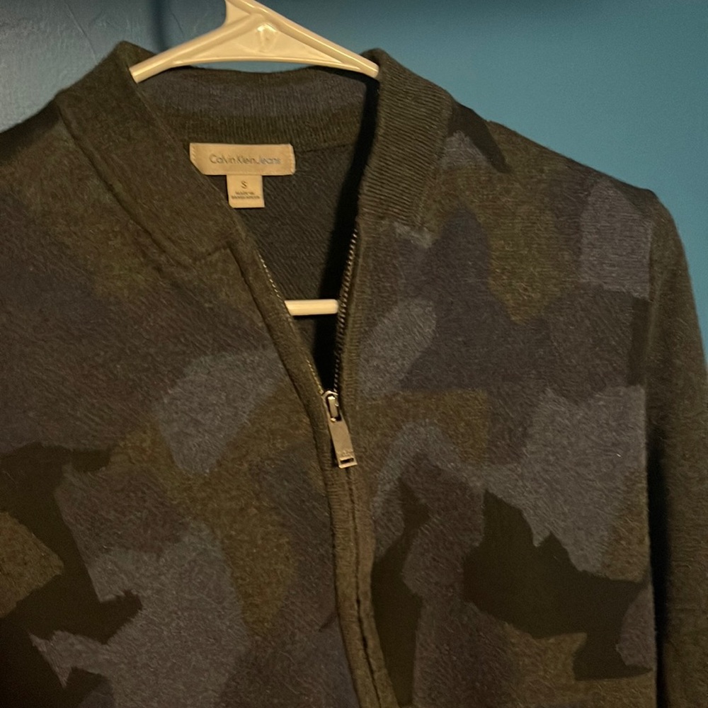 Calvin Klein S camp blue gray & black zip up